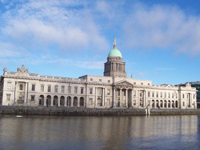 Parlamento-irlandes-desde-rio-Leffay-Dublin
