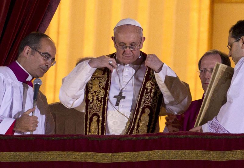 EL PAPA FRANCISCO I SE PRESENTA A LOS FIELES