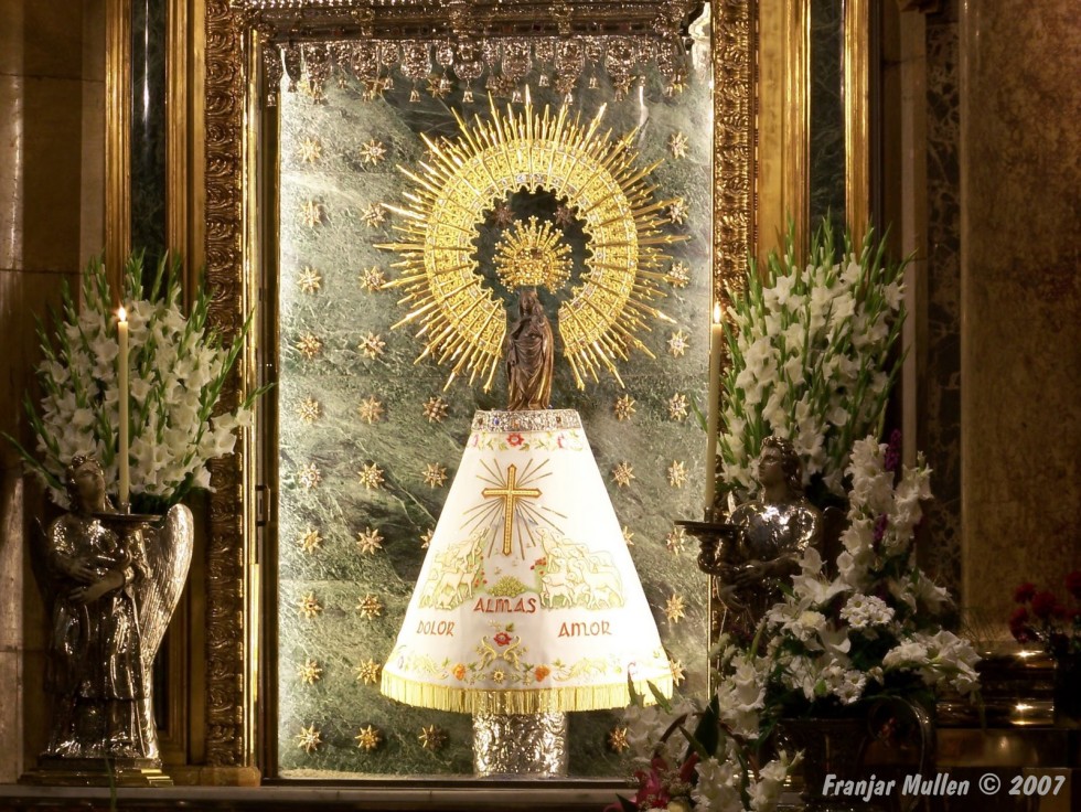 La Virgen del Pilar con manto blanco (sin corona)