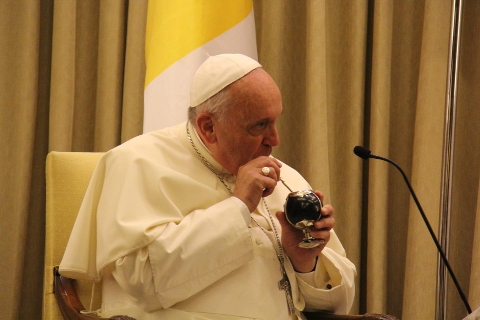 El Papa tomando mate