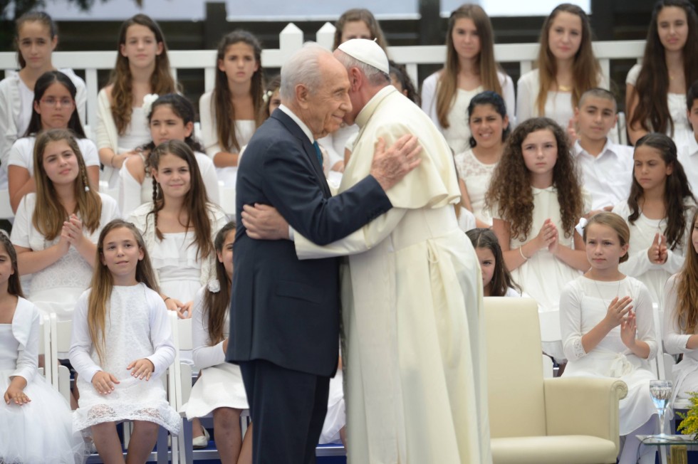 el Papa y Peres, abrazo
