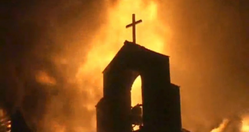 Iglesia llamas fuego persecución