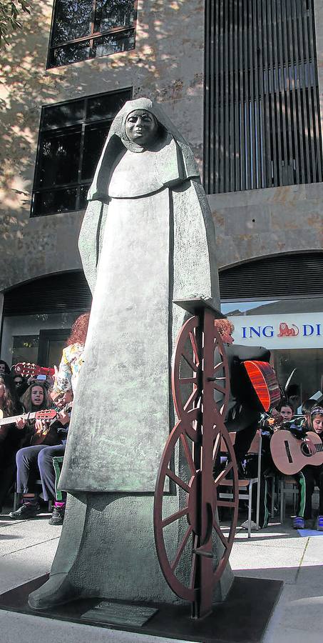 Inauguracón de la escultura homenaje a la Santa Madre Bonifacia, obra de Salud Parada Morollón, en Salamanca