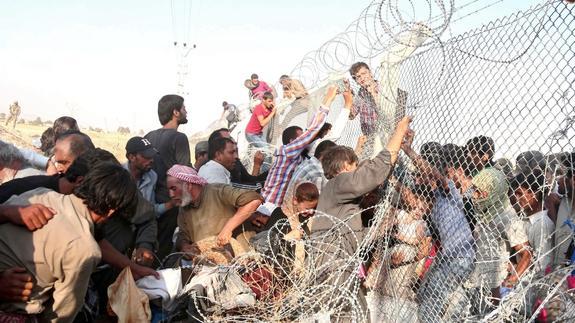 refugiados-sirios-saliendo-por-Turquía.575x323