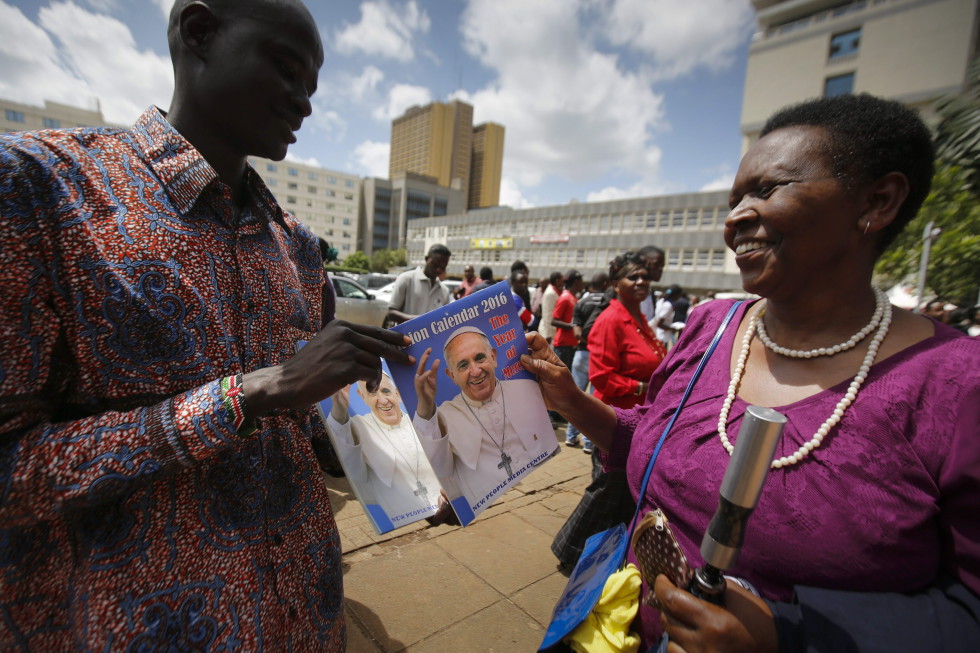 DAI10. Nairobi (Kenya), 22/11/2015.- A woman buys a copy of Pope Francis calendar from a vendor in front of the Holy Family Minor Basilica church after a Sunday mass in Nairobi, Kenya, 22 November 2015. The Kenyan police says it has stepped up the security ahead of the upcoming papal visit that begins later this week while urging public to stay vigilant, in the wake of terror attacks in France and Mali by Islamist groups. Pope Francis is scheduled to arrive in Kenya on 25 November, his first stop on a three-nation Africa tour. (Papa, Kenia, Francia) EFE/EPA/DAI KUROKAWA