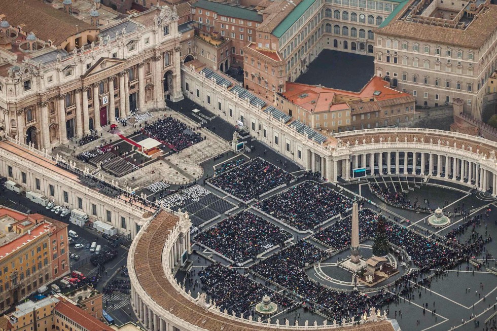 IP101 CIUDAD DEL VATICANO (VATICANO), 08/12/2015.- Fotografía tomada desde un helicóptero y facilitada por la Policía italiana, hoy, 8 de diciembre de 2015, que muestra una vista aérea de la plaza de San Pedro en el Vaticano, hoy, 8 de diciembre de 2015. Miles de fieles católicos de todo el mundo asistieron hoy a la apertura de la Puerta Santa y a la inauguración del Jubileo Extraordinario de la Misericordia, en una jornada que coincide con los mil días de pontificado del papa Francisco. EFE/CRÉDITO OBLIGATORIO : MASSIMO SESTINI PARA LA POLICÍA ITALIANA/SÓLO USO EDITORIAL/PROHIBIDA SU VENTA