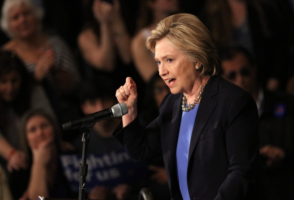 AGX01 - NUEVA YORK (EE.UU.), 31/3/2016.- La precandidata presidencial demócrata Hillary Clinton habla hoy, jueves 31 de marzo de 2016, durante un evento de campaña en el Purchase College at State University en Nueva York (EE.UU.). EFE/ ANDREW GOMBERT