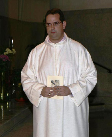 Cuáles son las vestiduras que el sacerdote utiliza en la Eucaristía?