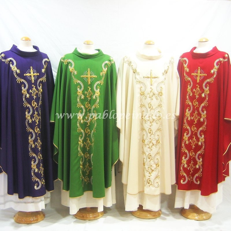 Cuáles son las vestiduras que el sacerdote utiliza en la Eucaristía?
